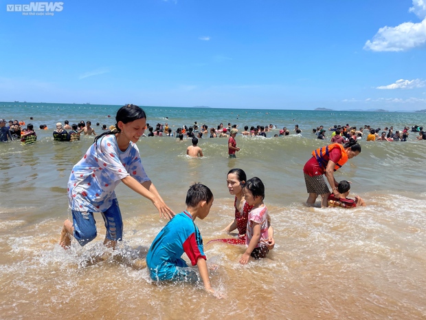 Tết Đoan Ngọ: 12h trưa, người xứ Nẫu bứt rủi ro, mặc áo chống nắng, che ô tắm biển sướng không tưởng!