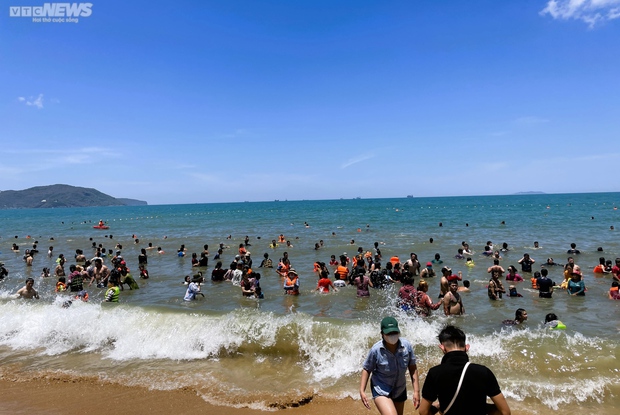 Tết Đoan Ngọ: 12h trưa, người xứ Nẫu bứt rủi ro, mặc áo chống nắng, che ô tắm biển sướng không tưởng!