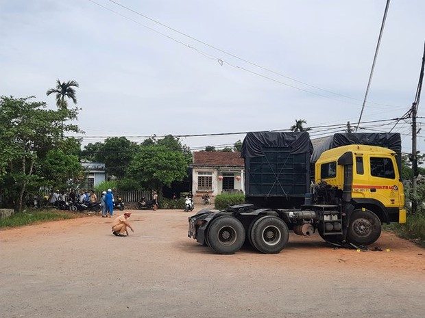 Quảng Trị: Va chạm với xe đầu kéo, một cháu bé đi xe đạp tử vong - Ảnh 2. Quảng Trị: Va chạm với xe đầu kéo, một cháu bé đi xe đạp tử vong - Ảnh 2.