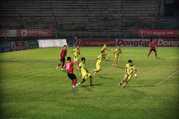 Bất ngờ từ câu chuyện cậu bé nhặt bóng dũng cảm gặp định mệnh với bảng quảng cáo đè trúng