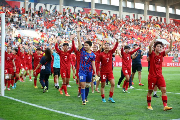 Bất ngờ! Cầu thủ nữ Việt Nam ghi bàn đẳng cấp, fan Đức thốt lên vì tài năng!