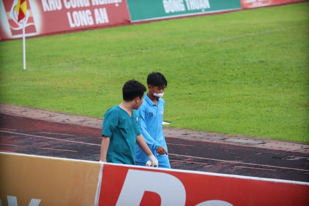 Bất ngờ từ câu chuyện cậu bé nhặt bóng dũng cảm gặp định mệnh với bảng quảng cáo đè trúng