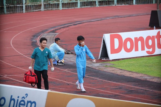 Bất ngờ từ câu chuyện cậu bé nhặt bóng dũng cảm gặp định mệnh với bảng quảng cáo đè trúng