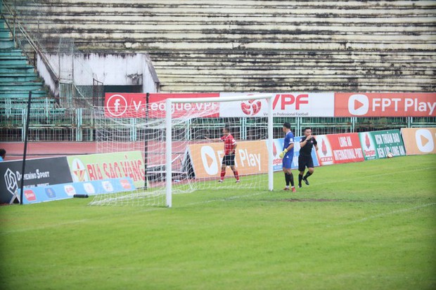 Bất ngờ từ câu chuyện cậu bé nhặt bóng dũng cảm gặp định mệnh với bảng quảng cáo đè trúng