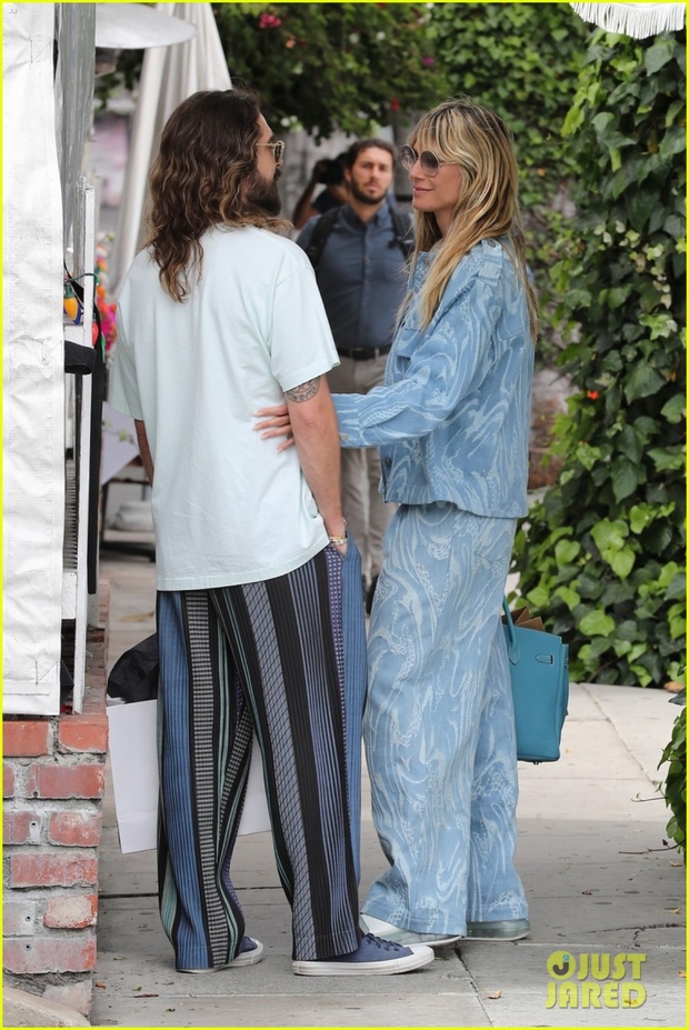 Siêu mẫu Heidi Klum và chồng trẻ hôn nhau ngọt ngào trên phố - Ảnh 5.