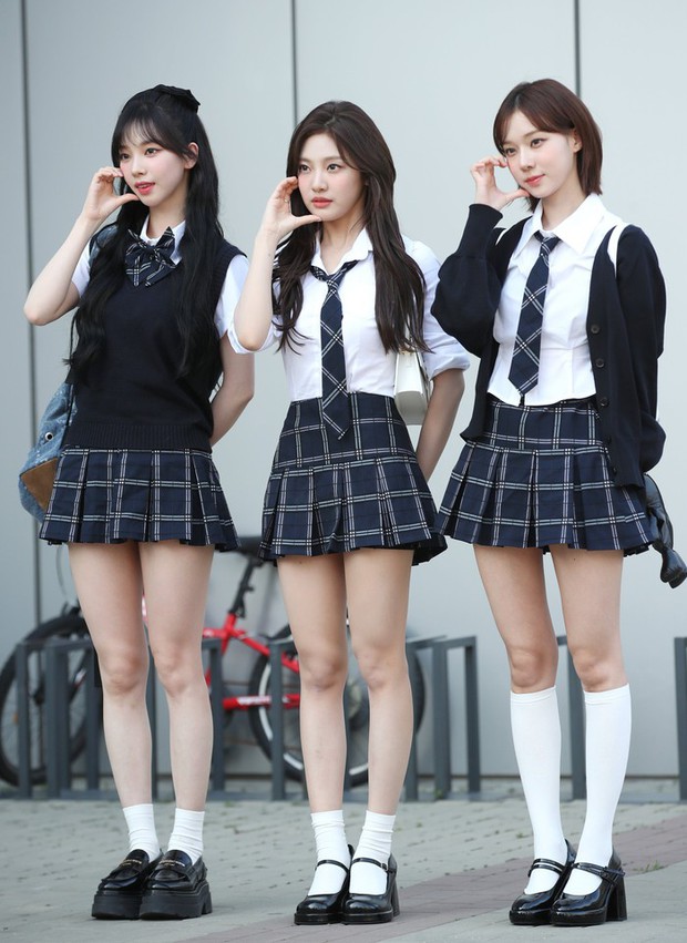 Idol gen4 xinh đẹp trong đồng phục học sinh