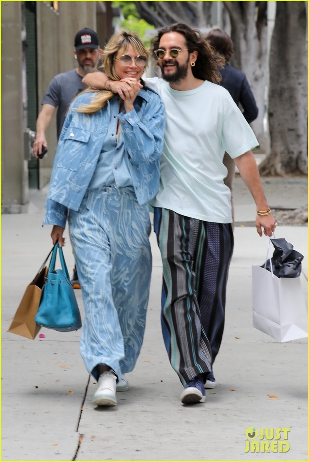 Siêu mẫu Heidi Klum và chồng trẻ hôn nhau ngọt ngào trên phố - Ảnh 2.