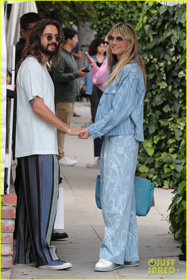 Siêu mẫu Heidi Klum và chồng trẻ hôn nhau ngọt ngào trên phố - Ảnh 1.