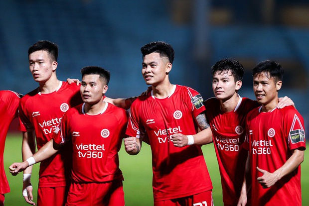 Cuộc gặp đầy cảm xúc giữa Tiến Linh và Hoàng Đức tại sân Hàng Đẫy