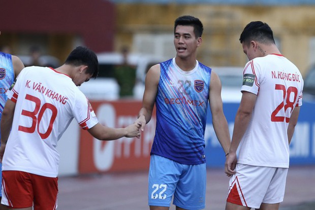 Cuộc gặp đầy cảm xúc giữa Tiến Linh và Hoàng Đức tại sân Hàng Đẫy