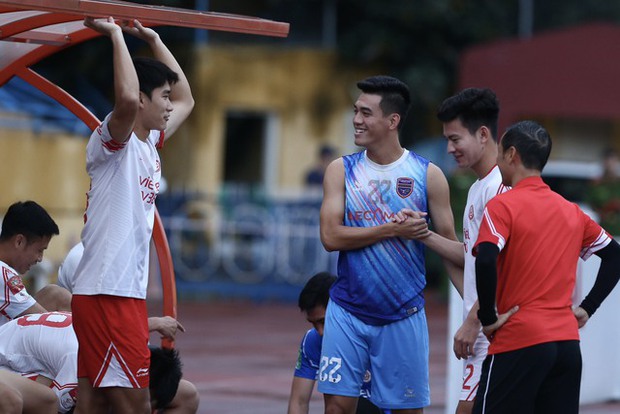 Cuộc gặp đầy cảm xúc giữa Tiến Linh và Hoàng Đức tại sân Hàng Đẫy