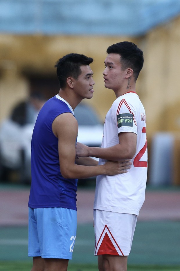 Cuộc gặp đầy cảm xúc giữa Tiến Linh và Hoàng Đức tại sân Hàng Đẫy