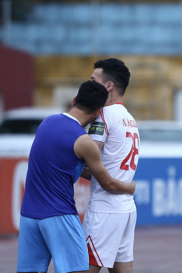 Cuộc gặp đầy cảm xúc giữa Tiến Linh và Hoàng Đức tại sân Hàng Đẫy