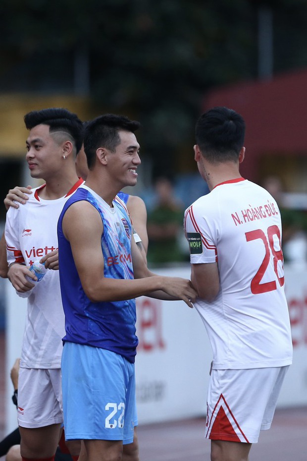 Cuộc gặp đầy cảm xúc giữa Tiến Linh và Hoàng Đức tại sân Hàng Đẫy