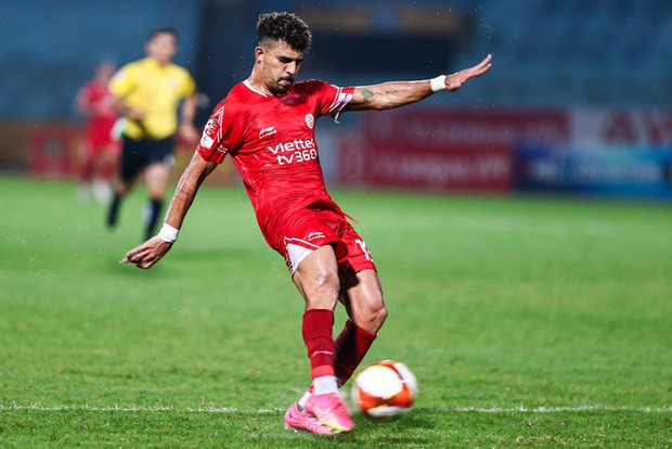 Cuộc gặp đầy cảm xúc giữa Tiến Linh và Hoàng Đức tại sân Hàng Đẫy