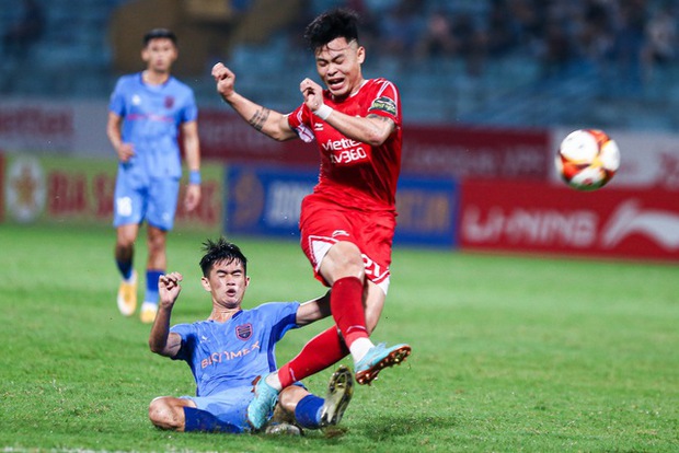 Cuộc gặp đầy cảm xúc giữa Tiến Linh và Hoàng Đức tại sân Hàng Đẫy