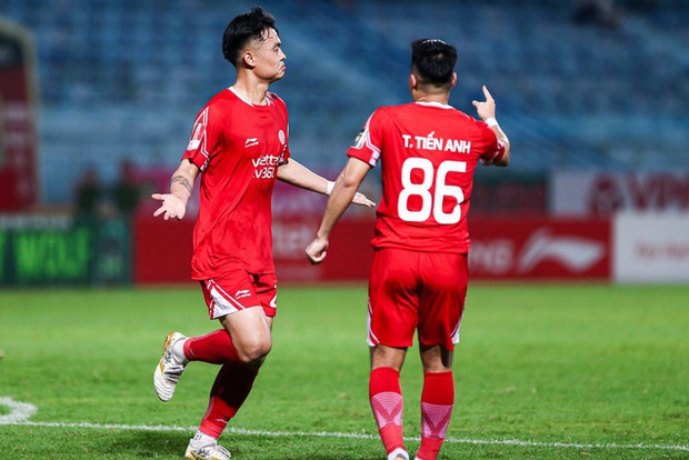 Cuộc gặp đầy cảm xúc giữa Tiến Linh và Hoàng Đức tại sân Hàng Đẫy