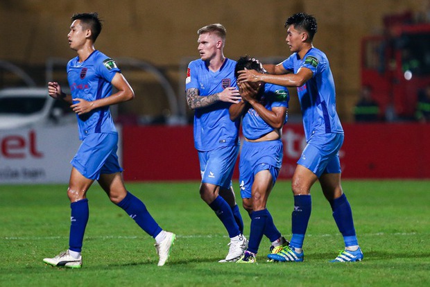 Cuộc gặp đầy cảm xúc giữa Tiến Linh và Hoàng Đức tại sân Hàng Đẫy