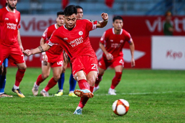 Cuộc gặp đầy cảm xúc giữa Tiến Linh và Hoàng Đức tại sân Hàng Đẫy