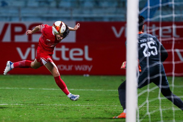 Cuộc gặp đầy cảm xúc giữa Tiến Linh và Hoàng Đức tại sân Hàng Đẫy