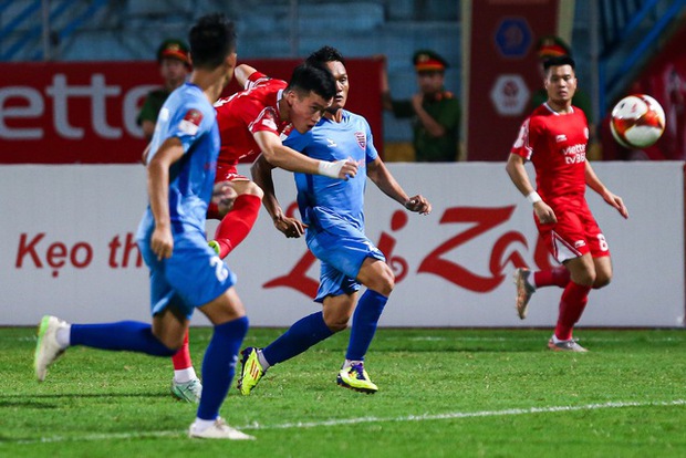 Cuộc gặp đầy cảm xúc giữa Tiến Linh và Hoàng Đức tại sân Hàng Đẫy