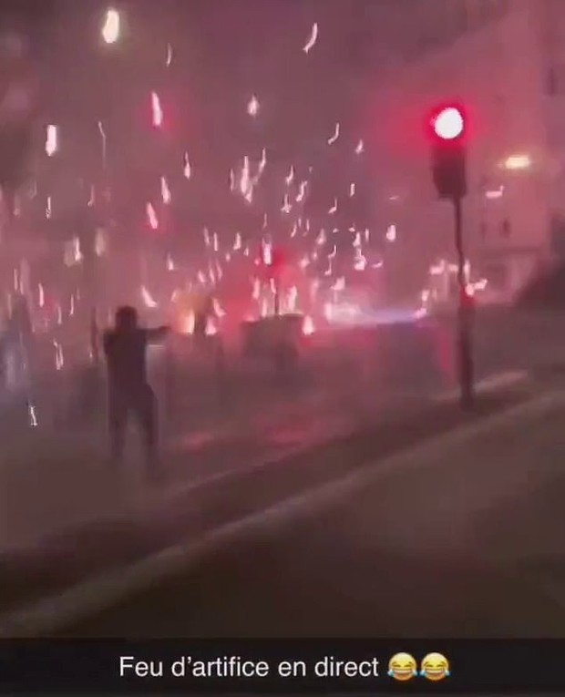Pháp: Thiếu niên bị bắn chết, người biểu tình mang pháo hoa bắn cảnh sát - Ảnh 4.