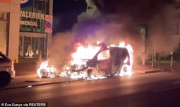 Pháp: Thiếu niên bị bắn chết, người biểu tình mang pháo hoa bắn cảnh sát - Ảnh 1.