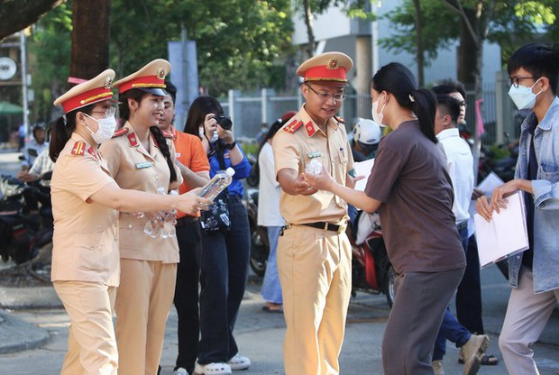 Hơn 1 triệu thí sinh bước vào buổi thi đầu tiên với môn Văn: Tác phẩm nào sẽ được gọi tên? - Ảnh 21.