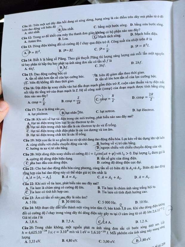 Đề thi Vật lý tốt nghiệp THPT quốc gia 2023 - Ảnh 2.