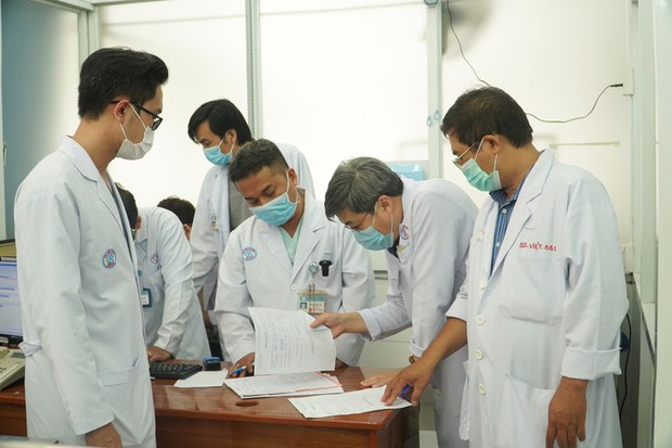 Bệnh viện Chợ Rẫy khẩn cấp cứu 3 nạn nhân trong vụ cháy lớn - Ảnh 3.