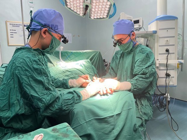 Xuyên đêm nối thành công bàn tay đứt lìa cho nam thanh niên 18 tuổi - Ảnh 1.