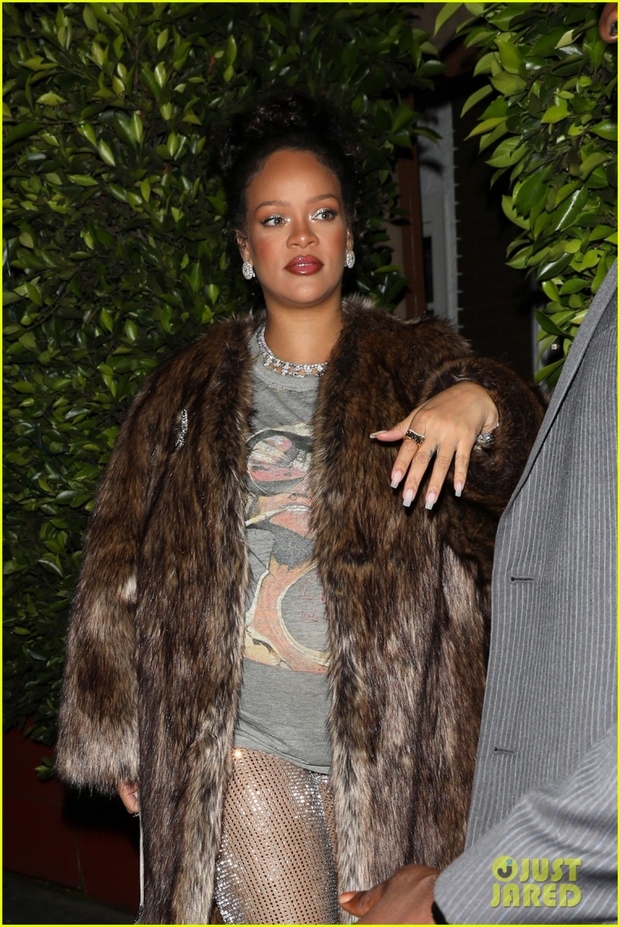 Ca sĩ tỷ phú Rihanna mặc đồ xuề xòa giấu bụng bầu đi ăn tối cùng bạn bè - Ảnh 2.