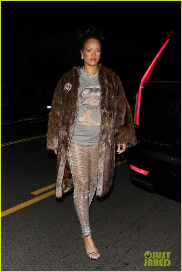 Ca sĩ tỷ phú Rihanna mặc đồ xuề xòa giấu bụng bầu đi ăn tối cùng bạn bè - Ảnh 1.