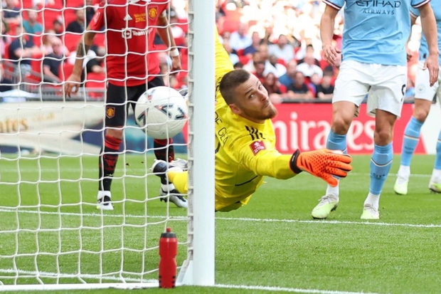 Đại chiến thành Manchester: Các huyền thoại MU lên tiếng đòi thay thủ môn De Gea