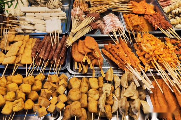 Hai vợ chồng Trung Quốc bán thịt xiên giá rẻ, chẳng mấy chốc mua nhà tậu xe: Làm nhỏ ăn lớn không khó, tất cả là nhờ 3 độc chiêu - Ảnh 2.