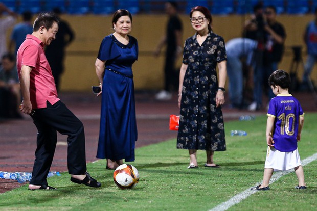 Ba thế hệ nhà bầu Hiển cùng đá bóng vui đùa sau trận Hà Nội 1-0 Nam Định - Ảnh 1.