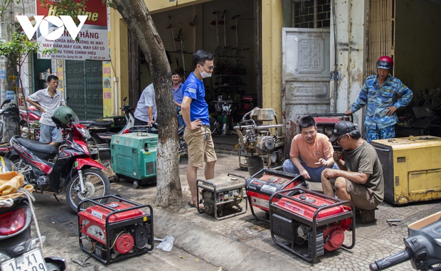 Người dân Quảng Ninh đổ xô mua máy phát điện, ra bãi biển tránh nóng - Ảnh 7.