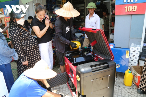Người dân Quảng Ninh đổ xô mua máy phát điện, ra bãi biển tránh nóng - Ảnh 2.