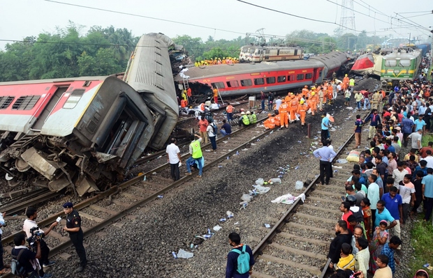 Nguyên nhân vụ tai nạn tàu hỏa làm gần 300 người thiệt mạng ở Ấn Độ - Ảnh 1.