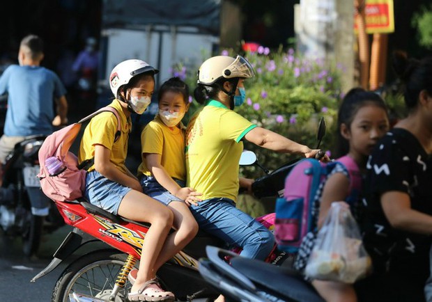 Học bạ toàn 10 vẫn bị trả hồ sơ: Sở GD&ĐT Hà Nội lên tiếng, phụ huynh vẫn băn khoăn - Ảnh 1.