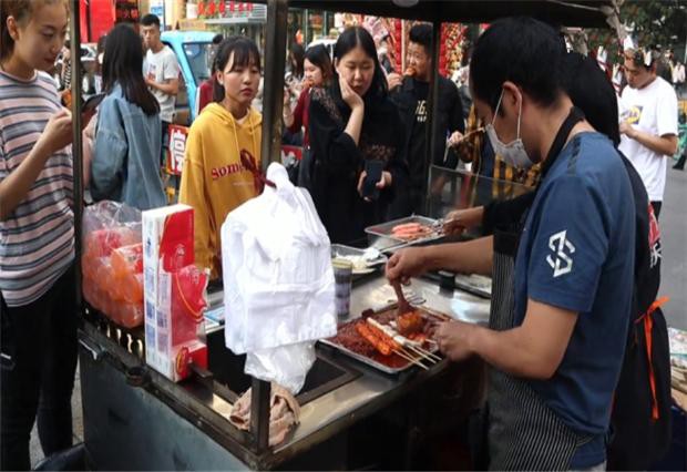 Hai vợ chồng Trung Quốc bán thịt xiên giá rẻ, chẳng mấy chốc mua nhà tậu xe: Làm nhỏ ăn lớn không khó, tất cả là nhờ 3 độc chiêu - Ảnh 1.