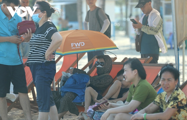Người dân Quảng Ninh đổ xô mua máy phát điện, ra bãi biển tránh nóng - Ảnh 15.