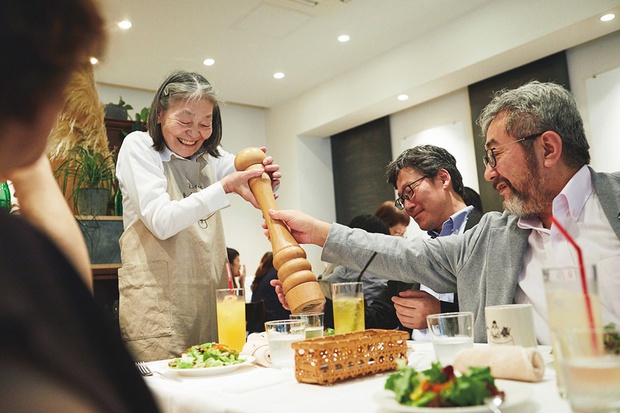 Nhà hàng Nhật Bản đông khách vì lý do kỳ lạ: chẳng mấy khi nhân viên phục vụ món ăn đúng yêu cầu - Ảnh 1.