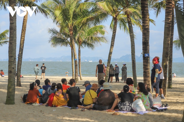 Người dân Quảng Ninh đổ xô mua máy phát điện, ra bãi biển tránh nóng - Ảnh 13.