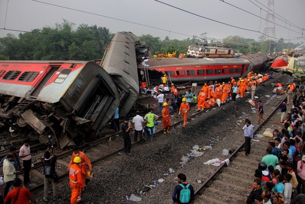 Toàn cảnh thảm họa đường sắt Ấn Độ: Cú bẻ lái tạo bi kịch tồi tệ nhất 20 năm - Ảnh 3.