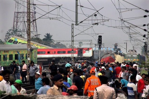 Toàn cảnh thảm họa đường sắt Ấn Độ: Cú bẻ lái tạo bi kịch tồi tệ nhất 20 năm - Ảnh 1.