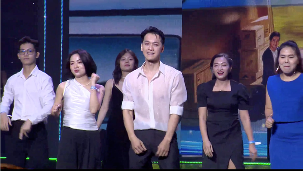 [Clip] Chủ tịch ngân hàng ACB Trần Hùng Huy gây sốt với màn trình diễn đàn, hát, nhảy dưới mưa - Ảnh 1.