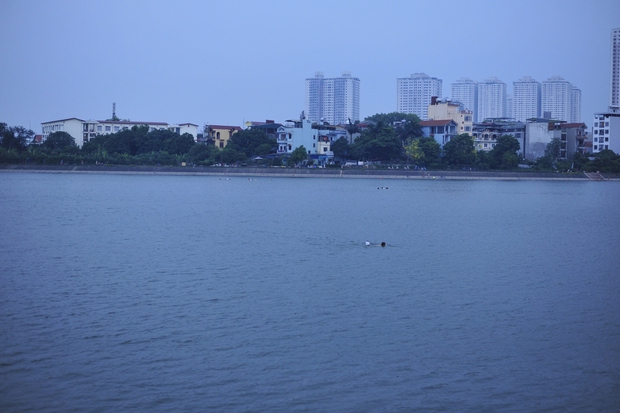 Hà Nội: Hồ Linh Đàm trở thành bãi biển giải nhiệt giữa nắng nóng đỉnh điểm, người dân lưu ý thứ luôn cần mang theo để phòng thân - Ảnh 8.