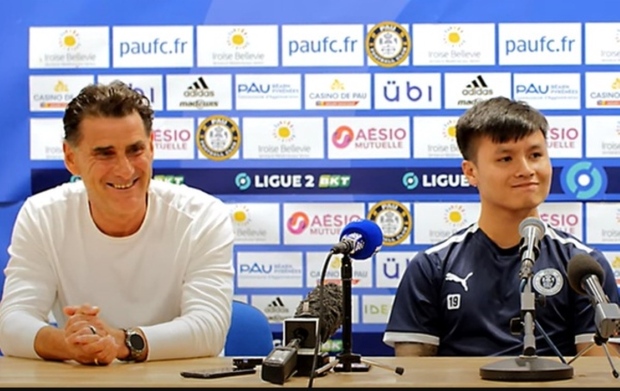 Nối tiếp Quang Hải, Pau FC chia tay HLV trưởng - Ảnh 1.
