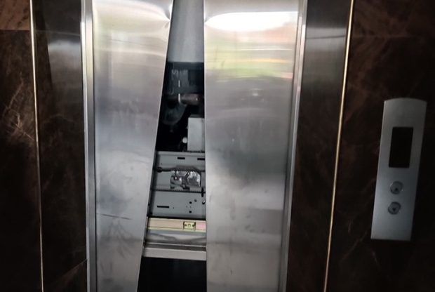 Mất điện đột ngột, 4 người mắc kẹt trong thang máy - Ảnh 1.